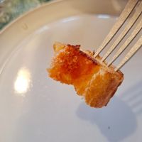 可能是麵包棒、豆腐和炸丸子的圖像
