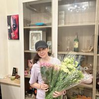 可能是 1 人、滿天星、白百合和洋桔梗的圖像