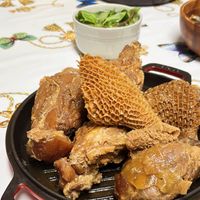 可能是燉小牛膝、蘑菇和羊肚蕈菇的圖像