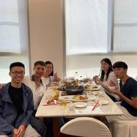 可能是 5 個人、表格和火鍋的圖像