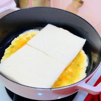 可能是豆腐、歐姆蛋和文字的圖像
