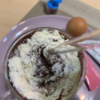 可能是咖啡、咖啡杯、甜點和蛋黃的圖像