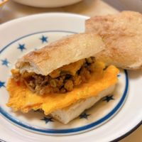 可能是牧羊人派、法式長棍麵包、炸丸子、肉餡餅和豆腐的圖像