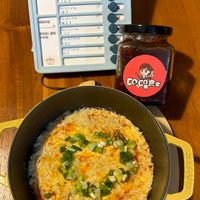 可能是北非小米飯、粥、炒飯和文字的圖像