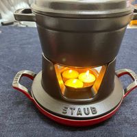 可能是鬆餅機、泡茶器和顯示的文字是「 BAE STAUB 」的圖像