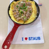 可能是牧羊人派和顯示的文字是「 I STAUB 」的圖像