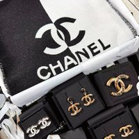 可能是‎袖釦、餐巾環和‎顯示的文字是「 ‎ک CHANEL CHANEL መድግት IC CHANEL‎ 」‎‎ 的圖像