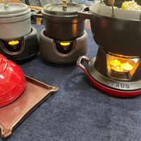 可能是泡茶器、喇叭、鬆餅機和顯示的文字是「 BAVAS SUAUB 」的圖像