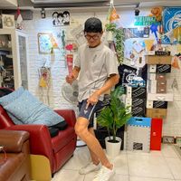 可能是 1 人、玩美式足球、滑板、鞋子和文字的圖像