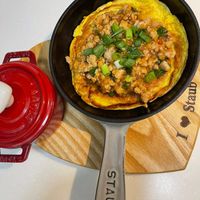 可能是牧羊人派、歐姆蛋和顯示的文字是「 Staub 々 ህ CTAU STAUB 」的圖像