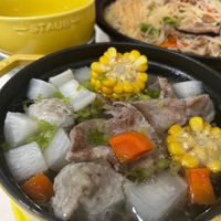可能是拉麵、火鍋和顯示的文字是「 MAG SacE -STAUB- STAUB- 」的圖像
