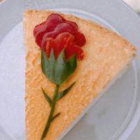 可能是戚風蛋糕和洋桔梗的圖像