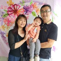 可能是 3 個人、嬰兒和微笑的人的圖像