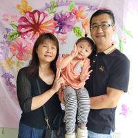 可能是 2 個人、嬰兒、微笑的人和文字的圖像