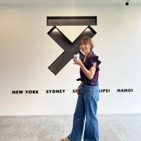 可能是 1 人、矢車菊和顯示的文字是「 NEW YORK SYDNEY SD S ΠΡΕΙΗΑΝΟΙ MPEI HANOI 」的圖像