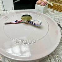 可能是顯示的文字是「 STAUB 」的圖像