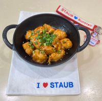 可能是豆腐和顯示的文字是「 STAUB STAUD STAUB SunHsu BunHau SunHsu Hou I STAUB 」的圖像