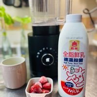 可能是草莓、飲料和文字的圖像