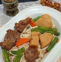 可能是拉麵、豆腐、炒麵和文字的圖像