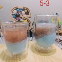 可能是飲料、甜點和顯示的文字是「 IS 5-3 LOVE Everything ጃባን 薬 ไ 」的圖像