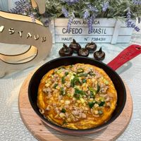 可能是‎豆腐、肉餡餅、西班牙大鍋飯、牧羊人派和‎顯示的文字是「 ‎00% 00%AICA ALSICA SICA CAFEDOBRASIL C CAFEDO BRASIL HAUTN73843W N° 73843W HAUT ال٨٨٨‎ 」‎‎ 的圖像