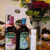 可能是顯示的文字是「 TILITILA OLIT OLITALIA OLITALIA m 共 Grapeseed OIL 1Le ← Rice RiceBra Bran OIL ILe ® ZWILLING 」的圖像
