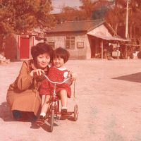 可能是 2 個人和小孩的圖像