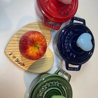 可能是蘋果和顯示的文字是「 Stanb Staub SIOUB SIOUR COCOTTE TOE COCO 」的圖像