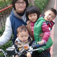 可能是 3 個人、摩托車和速克達的圖像