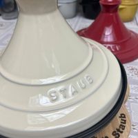 可能是顯示的文字是「 STAUB Staub เละ TB qne 」的圖像