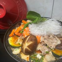 可能是火鍋、拉麵、麵、香菇和豆腐的圖像