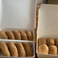 可能是椰子馬卡龍和炸丸子的圖像
