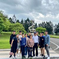 可能是 8 個人和紀念碑的圖像