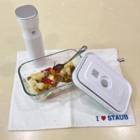 可能是顯示的文字是「 O ٥ IOSTAUB I STAUB 」的圖像
