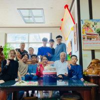 可能是 9 個人、大家在表演武術和文字的圖像