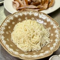 可能是義大利麵、炒麵和麵的圖像