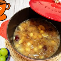 可能是焗豆、粥、龍眼和顯示的文字是「 CUP STAUB 」的圖像