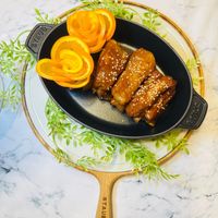 可能是水果塔、法式長棍麵包、半圓形餡餅、巴布卡麵包和肉桂捲的圖像