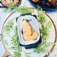 可能是法式長棍麵包、半圓形餡餅和巴布卡麵包的圖像