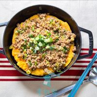 可能是豆腐、炒飯、西班牙大鍋飯、牧羊人派和北非小米飯的圖像