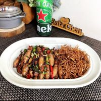 可能是炒麵、麵、鯷魚和顯示的文字是「 iN ORIG ORI6 ARSTEINA 1873 hek vita Chen STAUB 」的圖像