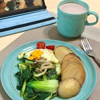可能是水波蛋和顯示的文字是「 Cafe Cafe ALO STAUB 50a0 」的圖像