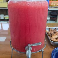 可能是 1 人、草莓代基里酒和西瓜的圖像