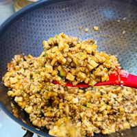 可能是豆腐、豆煮玉米、炒飯和北非小米飯的圖像