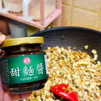 可能是炒飯、豆腐和顯示的文字是「金 甜麵醬 ቶይ 雨 麥面 醬 不含防腐劑•全素 全素 不含防腐劑. 」的圖像