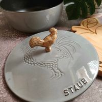 可能是顯示的文字是「 STAUB 」的圖像