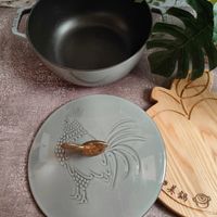 可能是顯示的文字是「 SUUUe 美鍋 STAUB 」的圖像