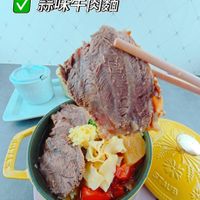 可能是火鍋、肉排、拉麵、豆腐和顯示的文字是「蒜味牛肉麵 STALO SHALC STAUE เส 」的圖像