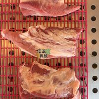 可能是顯示的文字是「信正气 興號 信正地 क 霜降 霜降（二層肉） 二層肉） 一片$85 ~$90 一片$85~$90左右 左右」的圖像