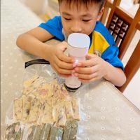 可能是 1 人、麵包棒和文字的圖像